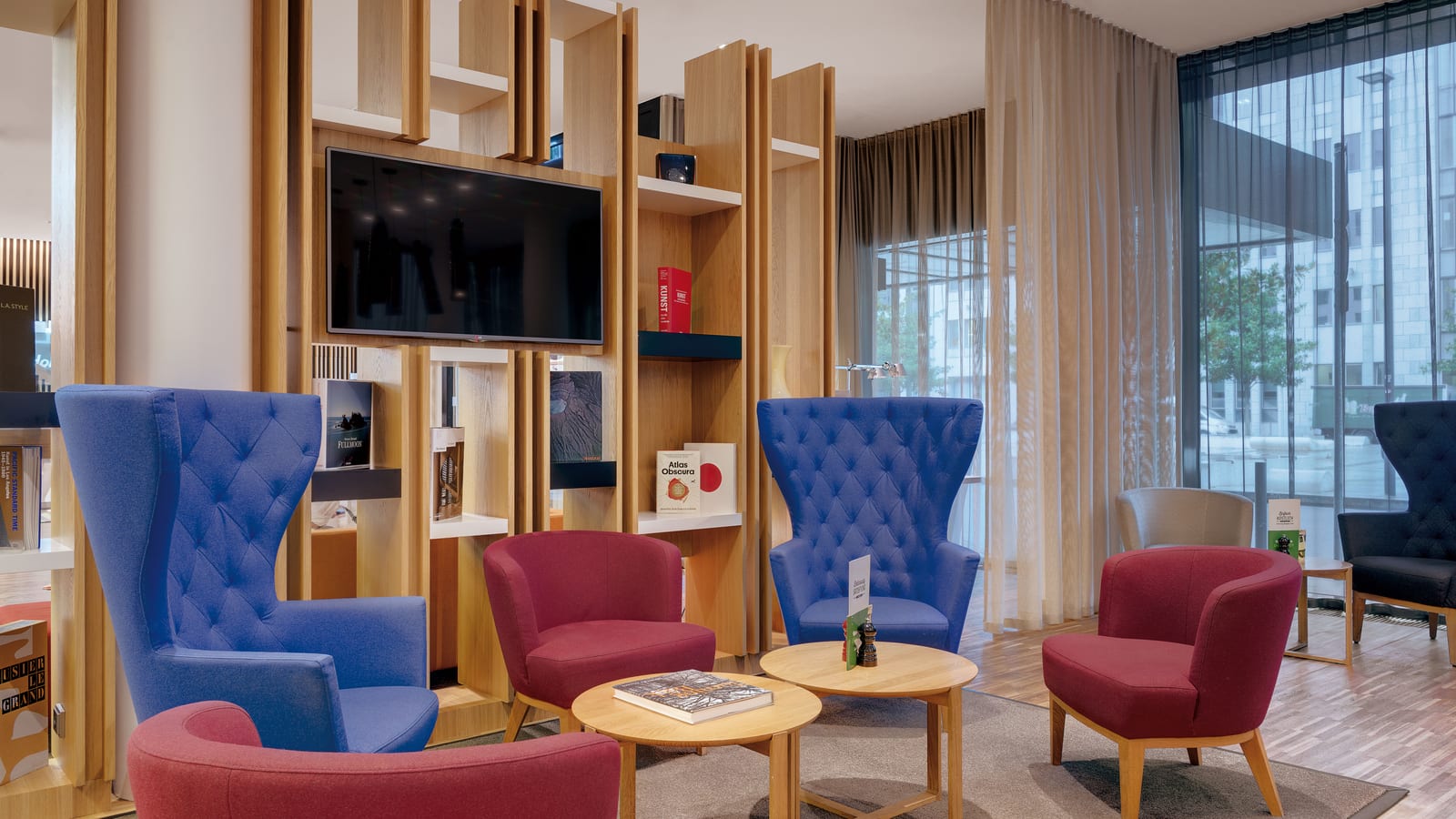 Lounge seating in the Open Lobby at Holiday Inn Frankfurt - Alte Oper, with free high-speed WiFi throughout the hotel.